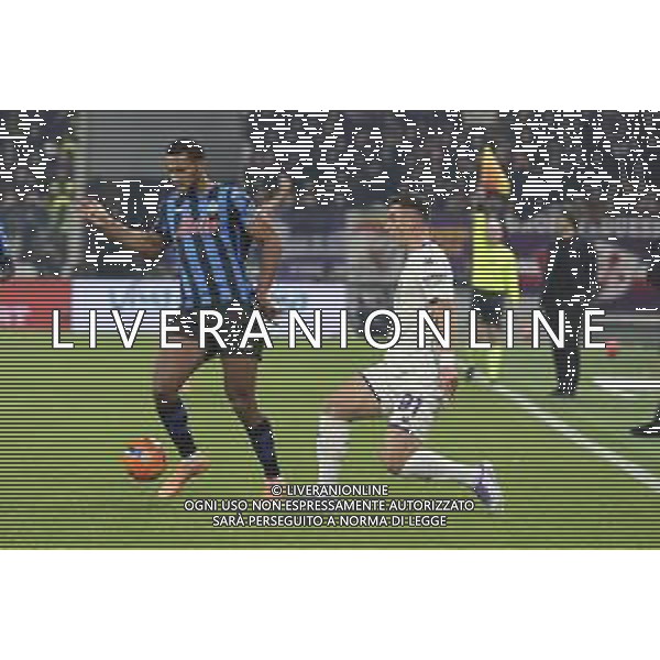 Roberto Piccoli of ACF Fiorentina battle for the ball with Isak Hien of Atalanta BC during Atalanta BC vs ACF Fiorentina, 13° Serie A Enilive 2025-26 game at New Balance arena in Bergamo (BG), Italy, on November 30, 2025. (Photo by Davide Casentini)- AGENZIA ALDO LIVERANI SAS