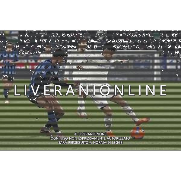 Fabiano Parisi of ACF Fiorentina battle for the ball with Raul Bellanova of Atalanta BC during Atalanta BC vs ACF Fiorentina, 13° Serie A Enilive 2025-26 game at New Balance arena in Bergamo (BG), Italy, on November 30, 2025. (Photo by Davide Casentini)- AGENZIA ALDO LIVERANI SAS