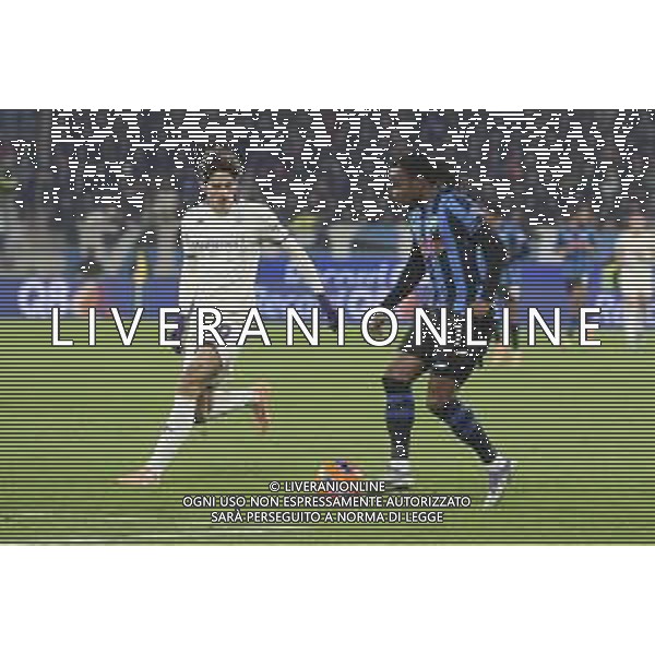 Ademola Lookman of Atalanta BC competes for the ball with Niccolò Fortini of ACF Fiorentina during Atalanta BC vs ACF Fiorentina, 13° Serie A Enilive 2025-26 game at New Balance arena in Bergamo (BG), Italy, on November 30, 2025. (Photo by Davide Casentini)- AGENZIA ALDO LIVERANI SAS