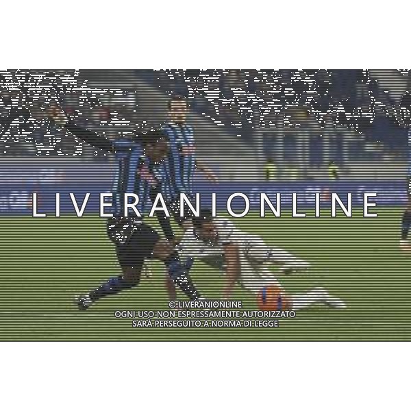 Ademola Lookman of Atalanta BC battle for the ball with Rolando Mandragora of ACF Fiorentina during Atalanta BC vs ACF Fiorentina, 13° Serie A Enilive 2025-26 game at New Balance arena in Bergamo (BG), Italy, on November 30, 2025. (Photo by Davide Casentini)- AGENZIA ALDO LIVERANI SAS