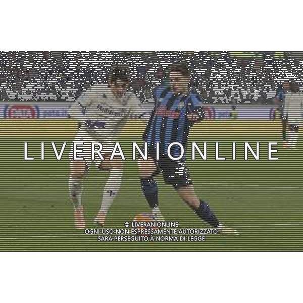 Nicola Zalewski of Atalanta BC battle for the ball with Niccolò Fortini of ACF Fiorentina during Atalanta BC vs ACF Fiorentina, 13° Serie A Enilive 2025-26 game at New Balance arena in Bergamo (BG), Italy, on November 30, 2025. (Photo by Davide Casentini)- AGENZIA ALDO LIVERANI SAS
