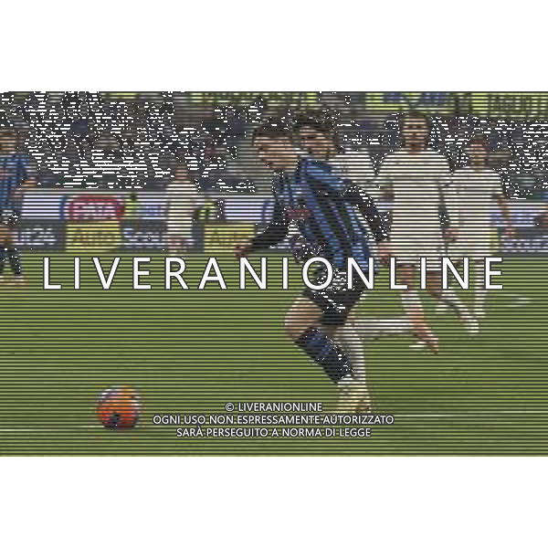 Nicola Zalewski of Atalanta BC battle for the ball with Niccolò Fortini of ACF Fiorentina during Atalanta BC vs ACF Fiorentina, 13° Serie A Enilive 2025-26 game at New Balance arena in Bergamo (BG), Italy, on November 30, 2025. (Photo by Davide Casentini)- AGENZIA ALDO LIVERANI SAS