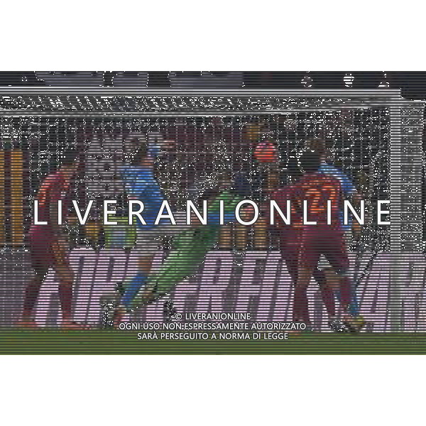 Roma vs Napoli Campionato Serie A Enilive - 13 Giornata Stadio Olimpico - Roma 30-11-2025 nella foto Svilar anticipa Hojlund Foto Federico Gaetano - ag Aldo liverani- AGENZIA ALDO LIVERANI SAS