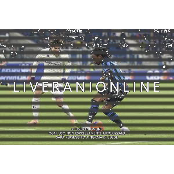 Ademola Lookman of Atalanta BC battle for the ball with Niccolò Fortini of ACF Fiorentina during Atalanta BC vs ACF Fiorentina, 13° Serie A Enilive 2025-26 game at New Balance arena in Bergamo (BG), Italy, on November 30, 2025. (Photo by Davide Casentini) AG ALDO LIVERANI SAS