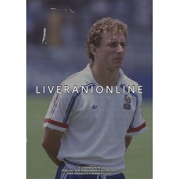 DIAP-RETROSPETTIVA JEAN PIERRE PAPIN CALCIATORE NELLA FOTO JEAN PIERRE PAPIN CON LA MAGLIA DELLA NAZIONALE FRANCESE AG ALDO LIVERANI SAS