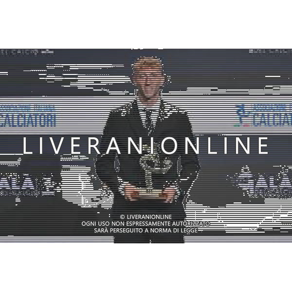 TVRG Gala Calcio 2025 nella foto premiazione di Nicolò Bertola (Udinese) Milano 01-12-2025 Gran Gala del Calcio 2025, l\'appuntamento organizzato dall\'AIC Associazione Italiana Calciatori per premiare i protagonisti della stagione 2024-2025 foto Roberto Garavaglia/ag. Aldo Liverani sas