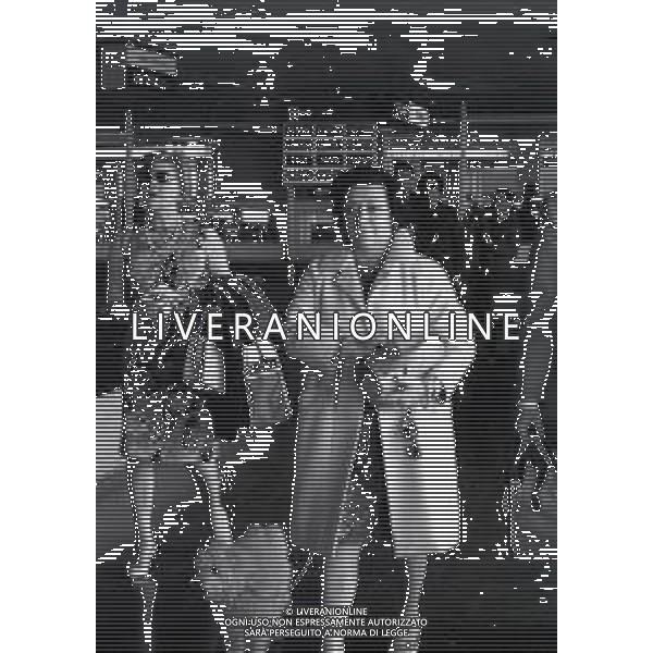 NEG-1967 MILANO AEROPORTO LINATE NELLA FOTO LA CONTESSA GIUSEPPINA AGUSTA ALL\'AEROPORTO DI LINATE NELL\'ANNO 1967 AG ALDO LIVERANI SAS