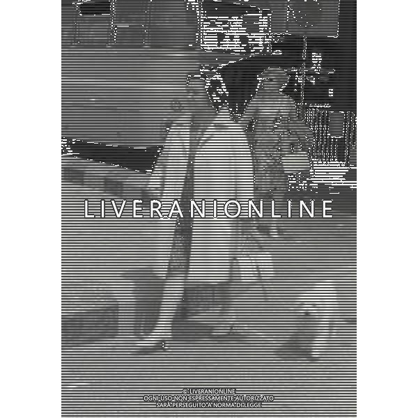 NEG-1967 MILANO AEROPORTO LINATE NELLA FOTO LA CONTESSA GIUSEPPINA AGUSTA ALL\'AEROPORTO DI LINATE NELL\'ANNO 1967 AG ALDO LIVERANI SAS