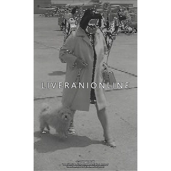 NEG-1967 MILANO AEROPORTO LINATE NELLA FOTO LA CONTESSA GIUSEPPINA AGUSTA ALL\'AEROPORTO DI LINATE NELL\'ANNO 1967 AG ALDO LIVERANI SAS