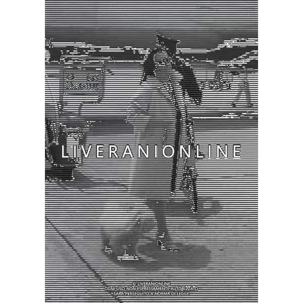 NEG-1967 MILANO AEROPORTO LINATE NELLA FOTO LA CONTESSA GIUSEPPINA AGUSTA ALL\'AEROPORTO DI LINATE NELL\'ANNO 1967 AG ALDO LIVERANI SAS