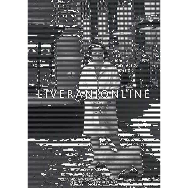 NEG-1967 MILANO AEROPORTO LINATE NELLA FOTO LA CONTESSA GIUSEPPINA AGUSTA ALL\'AEROPORTO DI LINATE NELL\'ANNO 1967 AG ALDO LIVERANI SAS