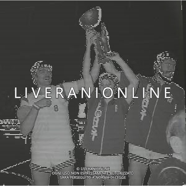 NEG-1975 CANTU\' FINALE DI COPPA KORAC RITORNO FORST CANTU\'- BARCELLONA 110-85 NELLA FOTO DELLA FIORI FABRIZIO CON CARLO RECALCATI E BOB LIENHARD AG ALDO LIVERANI SAS