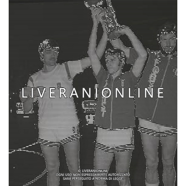 NEG-1975 CANTU\' FINALE DI COPPA KORAC RITORNO FORST CANTU\'- BARCELLONA 110-85 NELLA FOTO DELLA FIORI FABRIZIO CON CARLO RECALCATI E BOB LIENHARD AG ALDO LIVERANI SAS