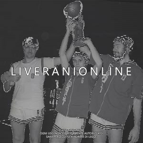 NEG-1975 CANTU\' FINALE DI COPPA KORAC RITORNO FORST CANTU\'- BARCELLONA 110-85 NELLA FOTO DELLA FIORI FABRIZIO CON CARLO RECALCATI E BOB LIENHARD AG ALDO LIVERANI SAS