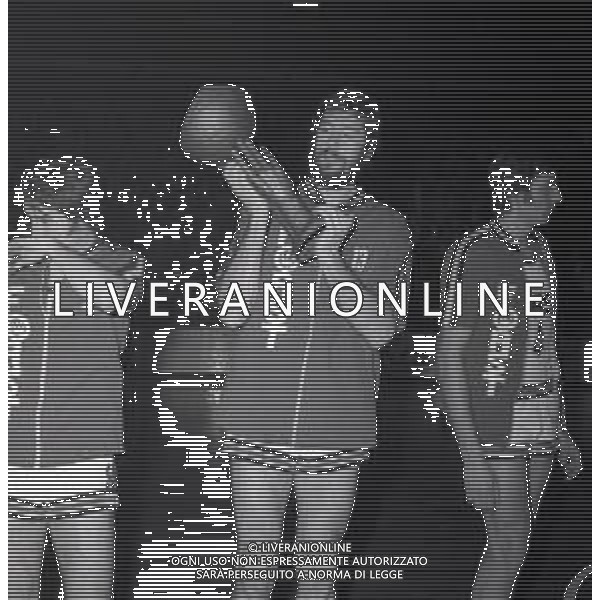 NEG-1975 CANTU\' FINALE DI COPPA KORAC RITORNO FORST CANTU\'- BARCELLONA 110-85 NELLA FOTO BOB LIENHARD CON LA COPPA KORAC AG ALDO LIVERANI SAS