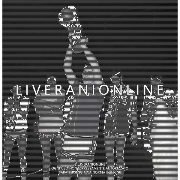 NEG-1975 CANTU\' FINALE DI COPPA KORAC RITORNO FORST CANTU\'- BARCELLONA 110-85 NELLA FOTO CARLO RECALCAT CON LA COPPA KORAC AG ALDO LIVERANI SAS 