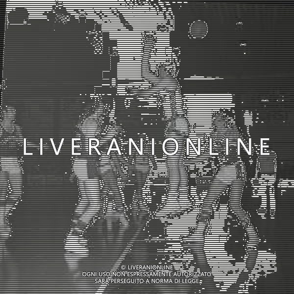 NEG-1975 CANTU\' FINALE DI COPPA KORAC RITORNO FORST CANTU\'- BARCELLONA 110-85 NELLA FOTO AZIONE DI GIOCO AG ALDO LIVERANI SAS