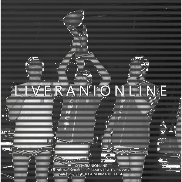 NEG-1975 CANTU\' FINALE DI COPPA KORAC RITORNO FORST CANTU\'- BARCELLONA 110-85 NELLA FOTO DELLA FIORI FABRIZIO CON CARLO RECALCATI E BOB LIENHARD AG ALDO LIVERANI SAS