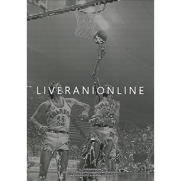 NEG- 19-03-1980 MILANO FINALE DI COPPA DELLE COPPE EMERSON VARESE-GABETTI CANTU\' 90-88 NELLA FOTO BRUCE SEALS E DINO MENEGHIN AG ALDO LIVERANI SAS