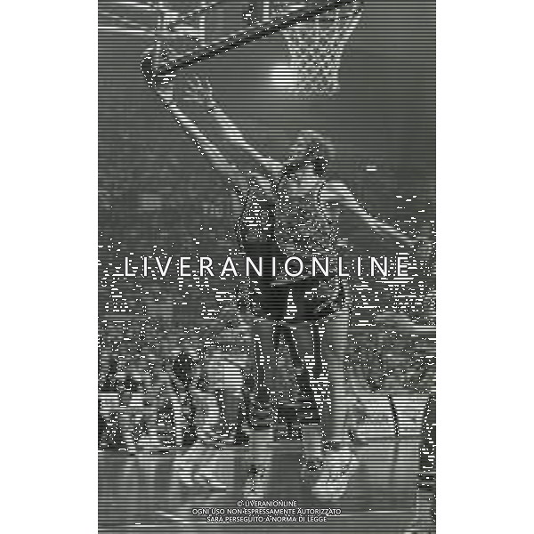 NEG- 19-03-1980 MILANO FINALE DI COPPA DELLE COPPE EMERSON VARESE-GABETTI CANTU\' 90-88 NELLA FOTO RENZO TOMBOLATO AG ALDO LIVERANI SAS