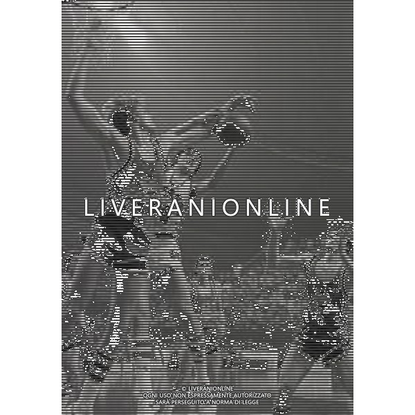 NEG- 19-03-1980 MILANO FINALE DI COPPA DELLE COPPE EMERSON VARESE-GABETTI CANTU\' 90-88 NELLA FOTO 14 ENZO CARRARIA AG ALDO LIVERANI SAS