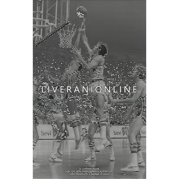 NEG- 19-03-1980 MILANO FINALE DI COPPA DELLE COPPE EMERSON VARESE-GABETTI CANTU\' 90-88 NELLA FOTO DINO MENEGHIN AG ALDO LIVERANI SAS