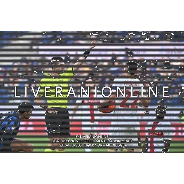 TVRG Atalanta vs Genoa nella foto l\'arbitro Mario Perri di Roma espelle Seydou Fini (Genoa) Bergamo 03-12-2025 New Balance Arena - Stadio di Bergamo Atalanta vs Genoa Coppa Italia Frecciarossa - ottavi di finale foto Roberto Garavaglia/Agenzia Aldo Liverani sas