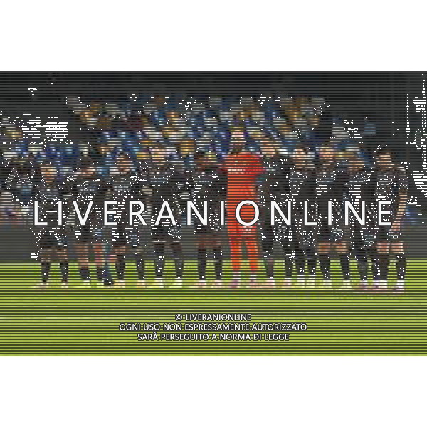 TVPM Napoli, Cagliari, Coppa Italia Nella Foto: la formazione del napoli schierata durante il Minuto di Silenzio per Nicola Pietrangeli Foto Mosca, Ag.Liverani -TVPM Napoli - Cagliari Coppa Italia Ottavi di Finale 03.12.2025