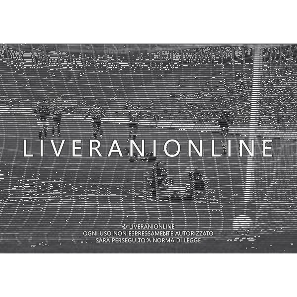 NEG-27-10-1983 MILANO GARA DI ANDATA COPPA ITALIA INTER-LUCCHESE 2-0 NELLA FOTO RIGORE DENNIS BERGKAMP AG ALDO LIVERANI SAS