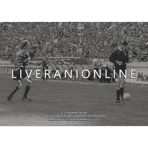 NEG-28-03-1992-MILANO CAMPIONATO DI CALCIO SERIE A INTER-TORINO 0-0 NELLA FOTO L\'ARBITRO LORIS STAFOGGIA ESPELLE BENIAMINO ABATE PER IL FALLO SU GIANLUIGI LENTINI AG ALDO LIVERANI SAS