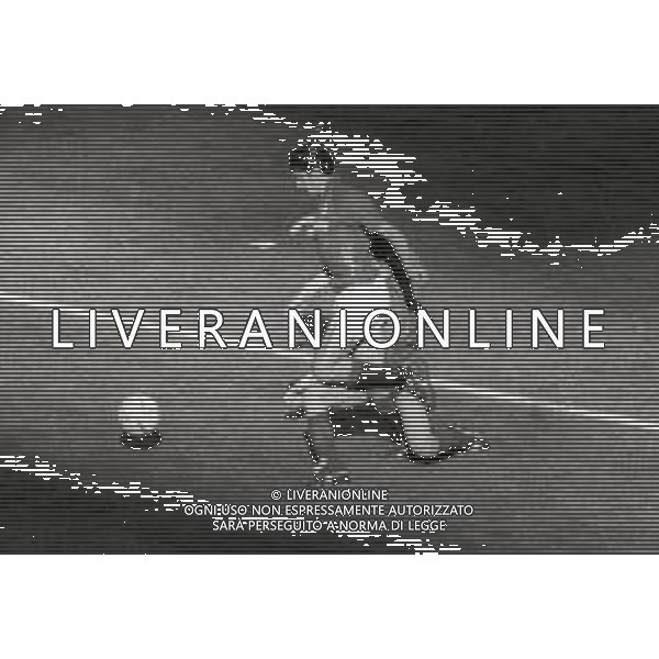NEG-28-03-1992-MILANO CAMPIONATO DI CALCIO SERIE A INTER-TORINO 0-0 NELLA FOTO L\'ARBITRO LORIS STAFOGGIA ESPELLE BENIAMINO ABATE PER IL FALLO SU GIANLUIGI LENTINI AG ALDO LIVERANI SAS