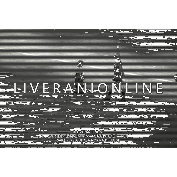 NEG-28-03-1992-MILANO CAMPIONATO DI CALCIO SERIE A INTER-TORINO 0-0 NELLA FOTO L\'ARBITRO LORIS STAFOGGIA ESPELLE BENIAMINO ABATE PER IL FALLO SU GIANLUIGI LENTINI AG ALDO LIVERANI SAS