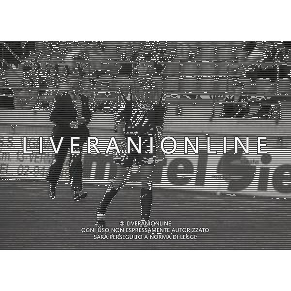 NEG-28-03-1992-MILANO CAMPIONATO DI CALCIO SERIE A INTER-TORINO 0-0 NELLA FOTO L\'ARBITRO LORIS STAFOGGIA ESPELLE BENIAMINO ABATE PER IL FALLO SU GIANLUIGI LENTINI AG ALDO LIVERANI SAS