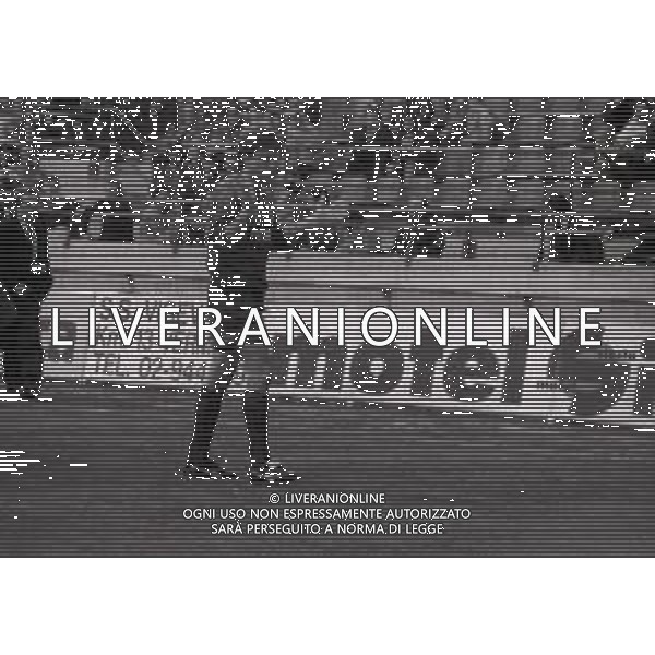 NEG-28-03-1992-MILANO CAMPIONATO DI CALCIO SERIE A INTER-TORINO 0-0 NELLA FOTO L\'ARBITRO LORIS STAFOGGIA ESPELLE BENIAMINO ABATE PER IL FALLO SU GIANLUIGI LENTINI AG ALDO LIVERANI SAS