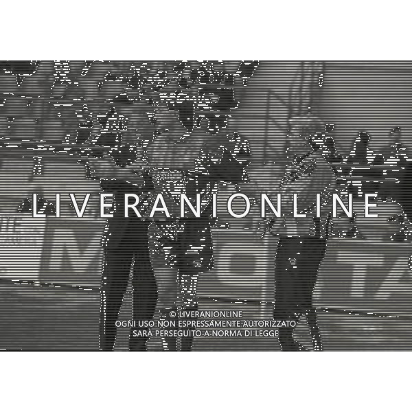 NEG-28-03-1992-MILANO CAMPIONATO DI CALCIO SERIE A INTER-TORINO 0-0 NELLA FOTO L\'ARBITRO LORIS STAFOGGIA ESPELLE BENIAMINO ABATE PER IL FALLO SU GIANLUIGI LENTINI AG ALDO LIVERANI SAS