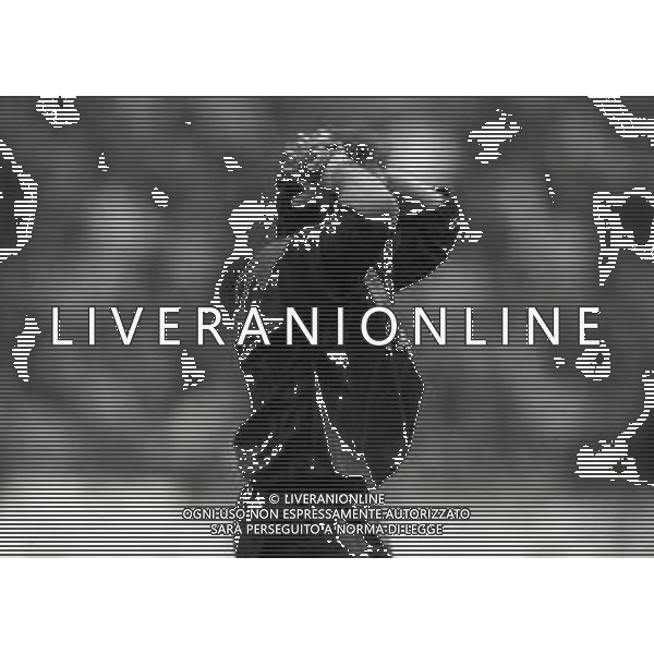 NEG-28-03-1992-MILANO CAMPIONATO DI CALCIO SERIE A INTER-TORINO 0-0 NELLA FOTO L\'ARBITRO LORIS STAFOGGIA ESPELLE BENIAMINO ABATE PER IL FALLO SU GIANLUIGI LENTINI AG ALDO LIVERANI SAS