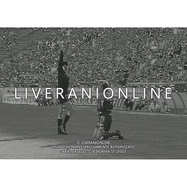 NEG-28-03-1992-MILANO CAMPIONATO DI CALCIO SERIE A INTER-TORINO 0-0 NELLA FOTO L\'ARBITRO LORIS STAFOGGIA ESPELLE BENIAMINO ABATE PER IL FALLO SU GIANLUIGI LENTINI AG ALDO LIVERANI SAS