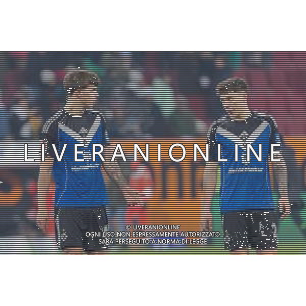 Luka Vuskovic (Hamburger SV) und Nicolai Remberg (Hamburger SV) v-l schauen enttaeuscht, FC Augsburg vs. Hamburger SV, Fussball, 1. Bundesliga, 11. Spieltag, 22.11.2025 DFB regulations prohibit any use of photographs as image sequences and/or quasi-video / action press KARMAPRESS-AG ALDO LIVERANI SAS