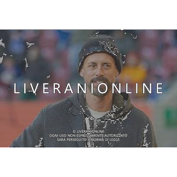 Chef-Trainer Sandro Wagner (FC Augsburg) schaut und laechelt, FC Augsburg vs. Hamburger SV, Fussball, 1. Bundesliga, 11. Spieltag, 22.11.2025 DFB regulations prohibit any use of photographs as image sequences and/or quasi-video / action press KARMAPRESS-AG ALDO LIVERANI SAS