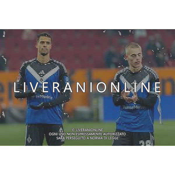 Robert Glatzel (Hamburger SV) und Miro Muheim (Hamburger SV) v-l schauen enttaeuscht vor den Fans, FC Augsburg vs. Hamburger SV, Fussball, 1. Bundesliga, 11. Spieltag, 22.11.2025 DFB regulations prohibit any use of photographs as image sequences and/or quasi-video / action press KARMAPRESS-AG ALDO LIVERANI SAS