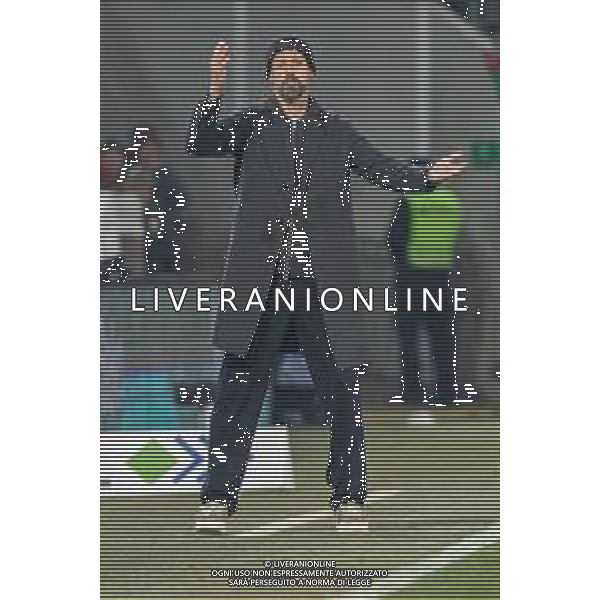 Chef-Trainer Sandro Wagner (FC Augsburg) gestikuliert, gestik, FC Augsburg vs. Hamburger SV, Fussball, 1. Bundesliga, 11. Spieltag, 22.11.2025 DFB regulations prohibit any use of photographs as image sequences and/or quasi-video / action press KARMAPRESS-AG ALDO LIVERANI SAS