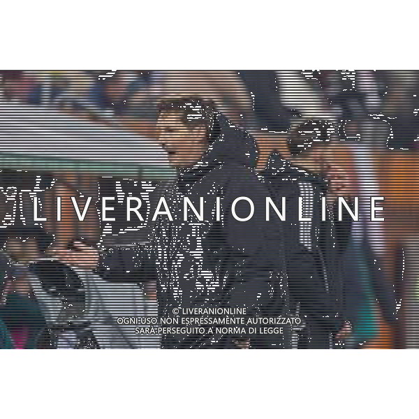 Cheftrainer Merlin Polzin (Hamburger SV), schaut enttaeuscht, FC Augsburg vs. Hamburger SV, Fussball, 1. Bundesliga, 11. Spieltag, 22.11.2025 DFB regulations prohibit any use of photographs as image sequences and/or quasi-video / action press KARMAPRESS-AG ALDO LIVERANI SAS