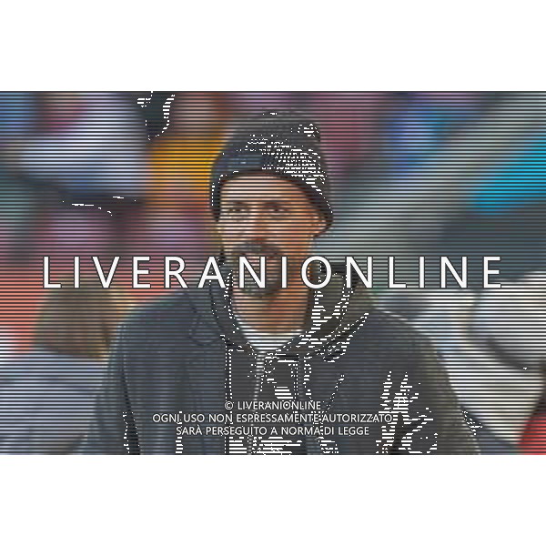 Chef-Trainer Sandro Wagner (FC Augsburg) schaut und laechelt, FC Augsburg vs. Hamburger SV, Fussball, 1. Bundesliga, 11. Spieltag, 22.11.2025 DFB regulations prohibit any use of photographs as image sequences and/or quasi-video / action press KARMAPRESS-AG ALDO LIVERANI SAS