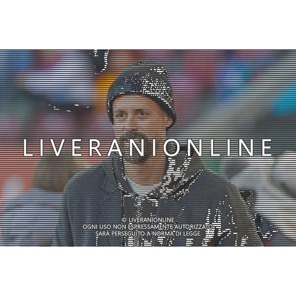 Chef-Trainer Sandro Wagner (FC Augsburg) schaut und laechelt, FC Augsburg vs. Hamburger SV, Fussball, 1. Bundesliga, 11. Spieltag, 22.11.2025 DFB regulations prohibit any use of photographs as image sequences and/or quasi-video / action press KARMAPRESS-AG ALDO LIVERANI SAS