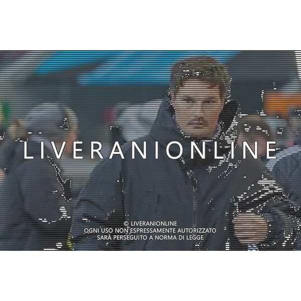 Cheftrainer Merlin Polzin (Hamburger SV) schaut enttaeuscht, FC Augsburg vs. Hamburger SV, Fussball, 1. Bundesliga, 11. Spieltag, 22.11.2025 DFB regulations prohibit any use of photographs as image sequences and/or quasi-video / action press KARMAPRESS-AG ALDO LIVERANI SAS