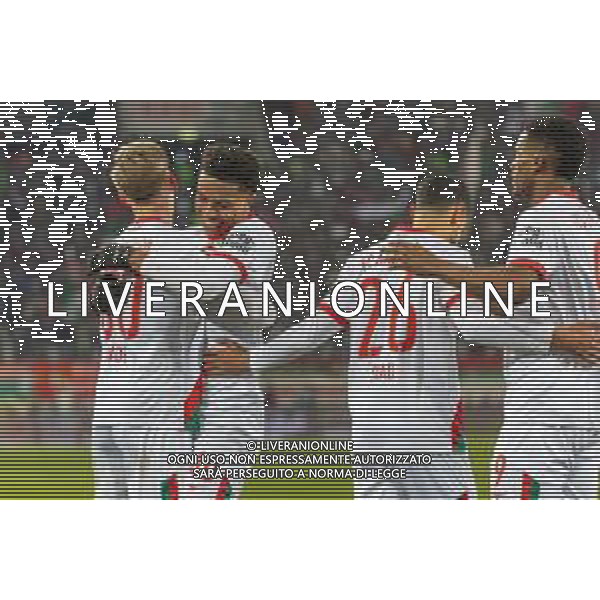 Torjubel, jubelt nach seinem Treffer zum 1:0 von Anton Kade (FC Augsburg), Noahkai Banks (FC Augsburg), Elias Saad (FC Augsburg) und Samuel Essende (FC Augsburg) v-l, FC Augsburg vs. Hamburger SV, Fussball, 1. Bundesliga, 11. Spieltag, 22.11.2025 DFB regulations prohibit any use of photographs as image sequences and/or quasi-video / action press KARMAPRESS-AG ALDO LIVERANI SAS
