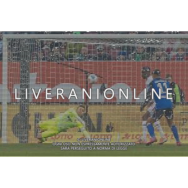 Torwart Finn Dahmen (FC Augsburg) parriert einen Schuss, FC Augsburg vs. Hamburger SV, Fussball, 1. Bundesliga, 11. Spieltag, 22.11.2025 DFB regulations prohibit any use of photographs as image sequences and/or quasi-video / action press KARMAPRESS-AG ALDO LIVERANI SAS