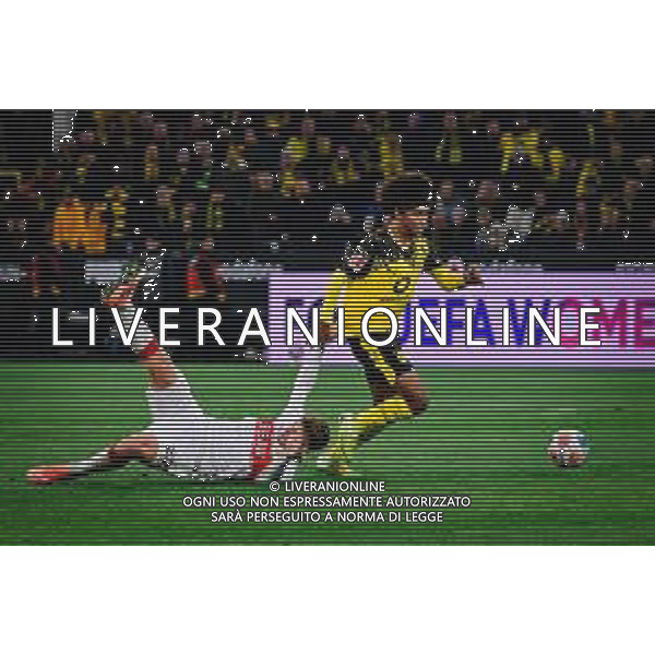 Karim Adeyemi #27 (Borussia Dortmund) im Zweikampf mit Finn Jeltsch #29 (VfB Stuttgart), Borussia Dortmund vs. VfB Stuttgart, Fussball, 1. Bundesliga, 11. Spieltag, 22.11.2025 DFB regulations prohibit any use of photographs as image sequences and/or quasi-video / action press AG KARMAPRESS-AG ALDO LIVERANI SAS