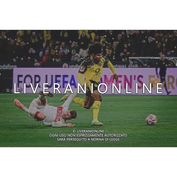 Karim Adeyemi #27 (Borussia Dortmund) im Zweikampf mit Finn Jeltsch #29 (VfB Stuttgart), Borussia Dortmund vs. VfB Stuttgart, Fussball, 1. Bundesliga, 11. Spieltag, 22.11.2025 DFB regulations prohibit any use of photographs as image sequences and/or quasi-video / action press AG KARMAPRESS-AG ALDO LIVERANI SAS