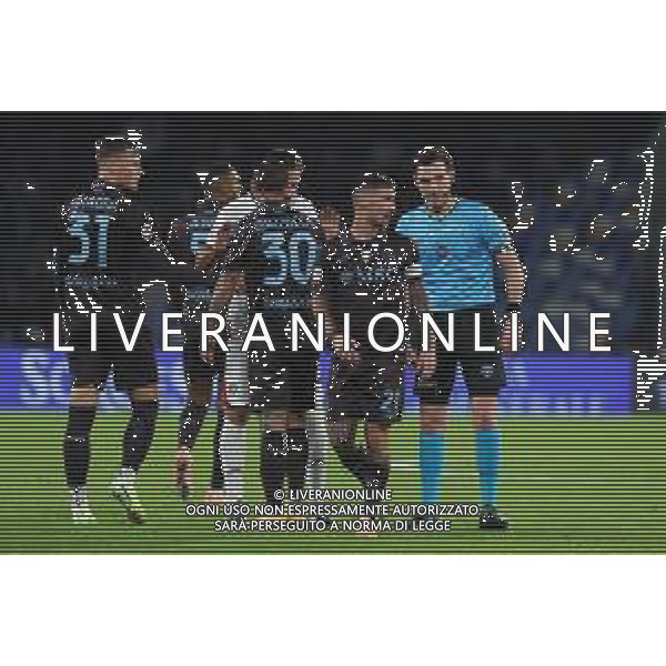 TVPM Napoli, Cagliari, Coppa Italia Nella Foto: arbitro Sacchi, Matteo Politano, Pasquale Mazzocchi Foto Mosca, Ag.Liverani -TVPM Napoli - Cagliari Coppa Italia Ottavi di Finale 03.12.2025